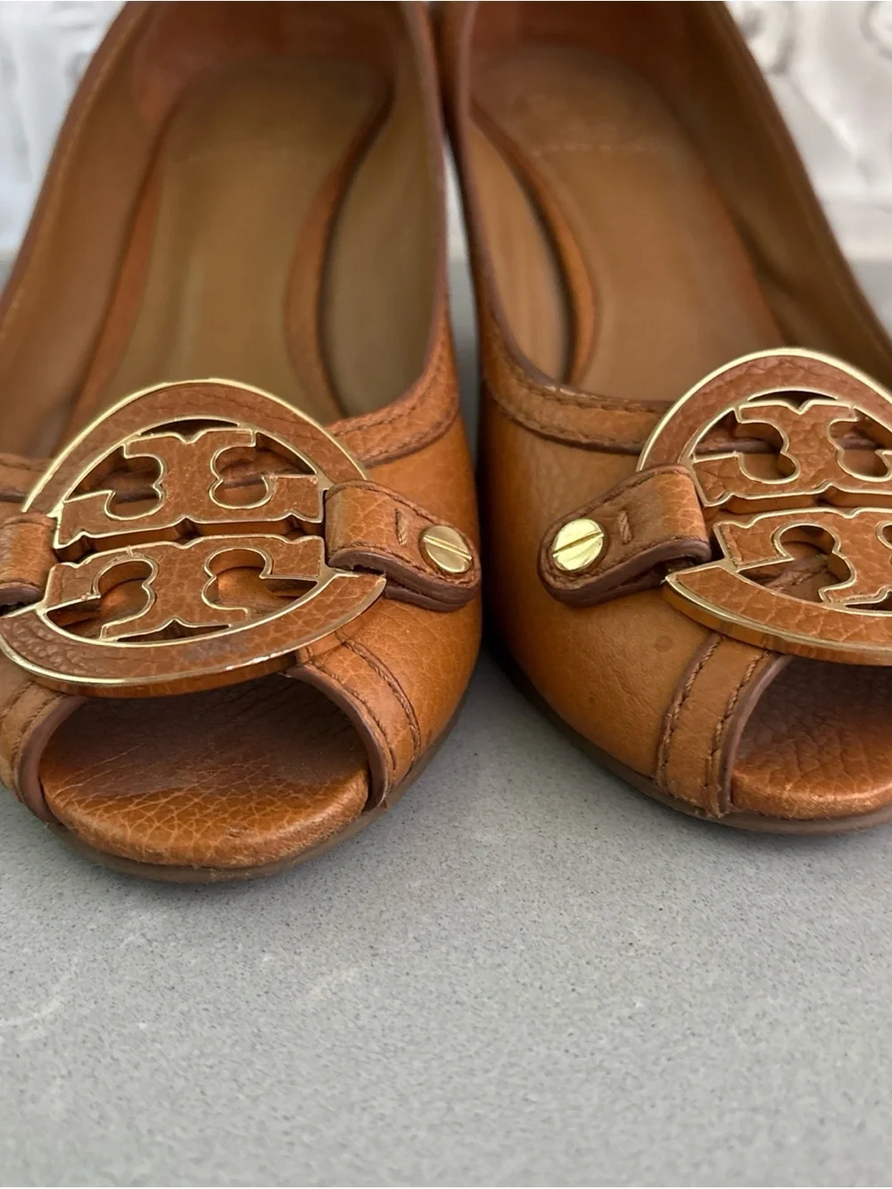 Tory Burch Tan Leather Peep-Toe Wedge Heels with Gold Logo Sz 6.5